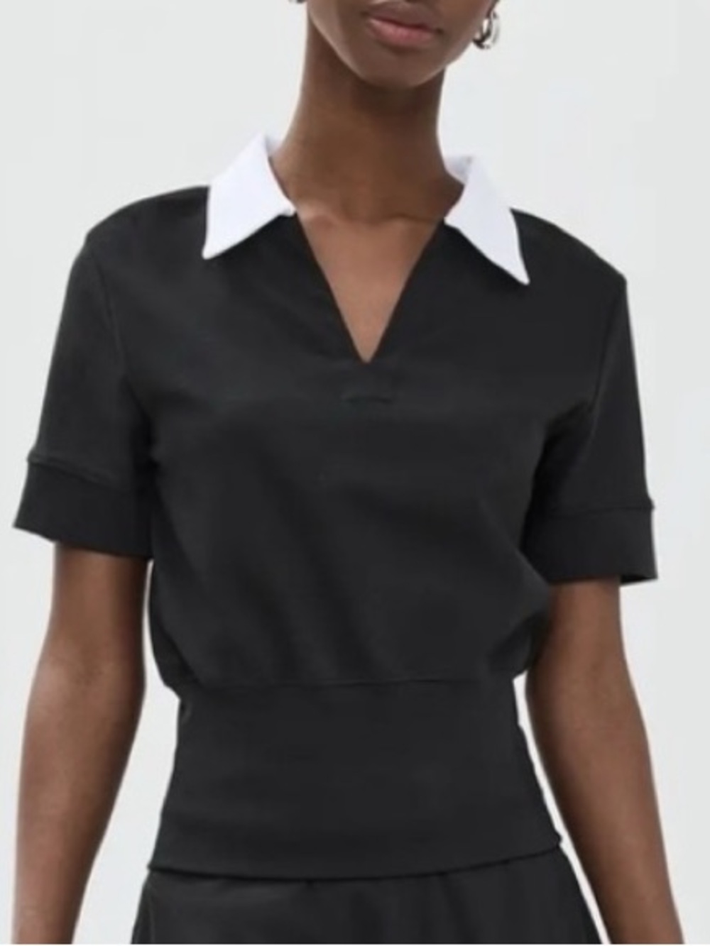 Women’s Black Chloe Kristyn Fitted V-neck Crop Top with white collar size XXS